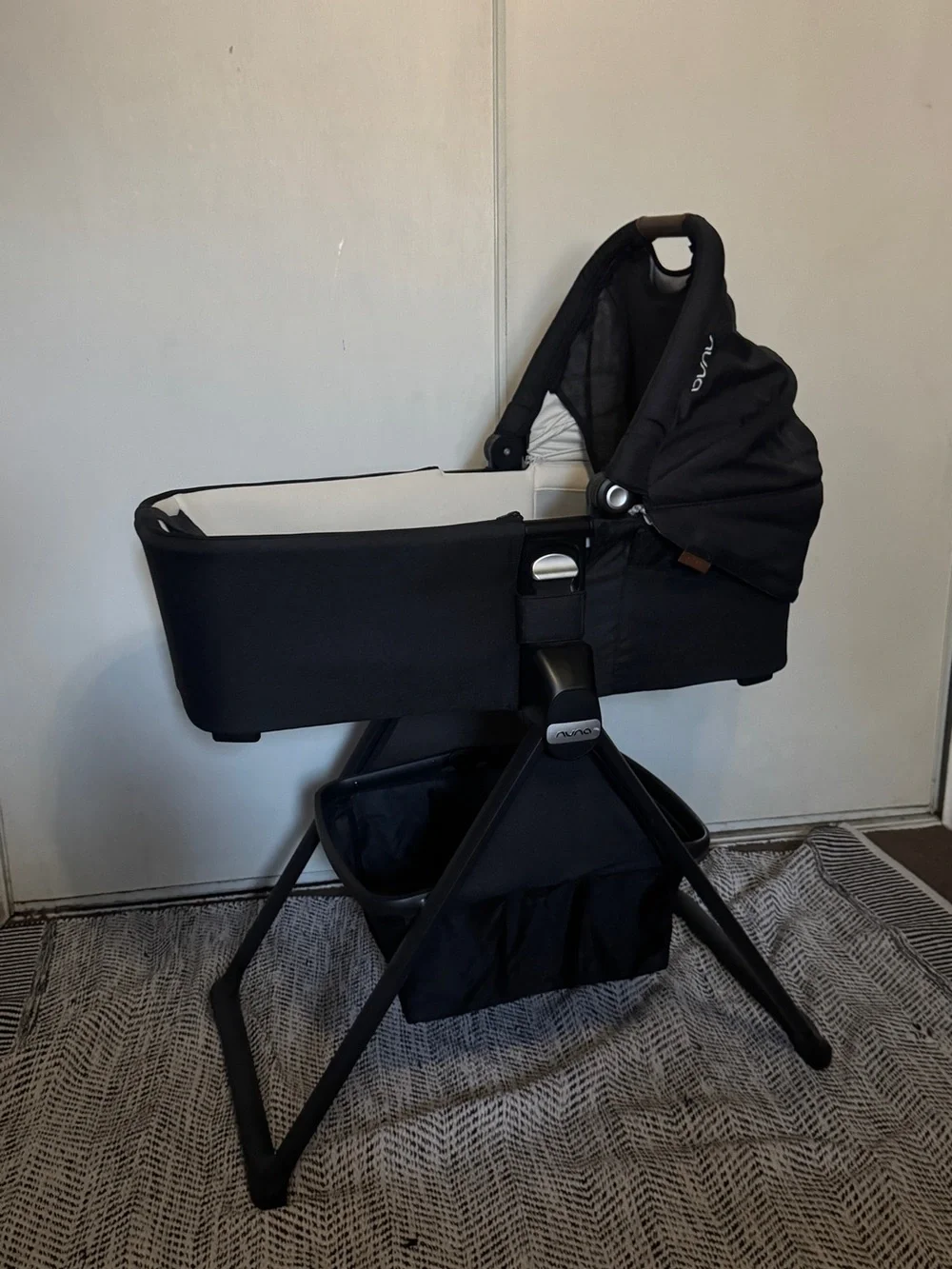 Nuna SWIV & TRIV Series Bassinet + Stand in black
